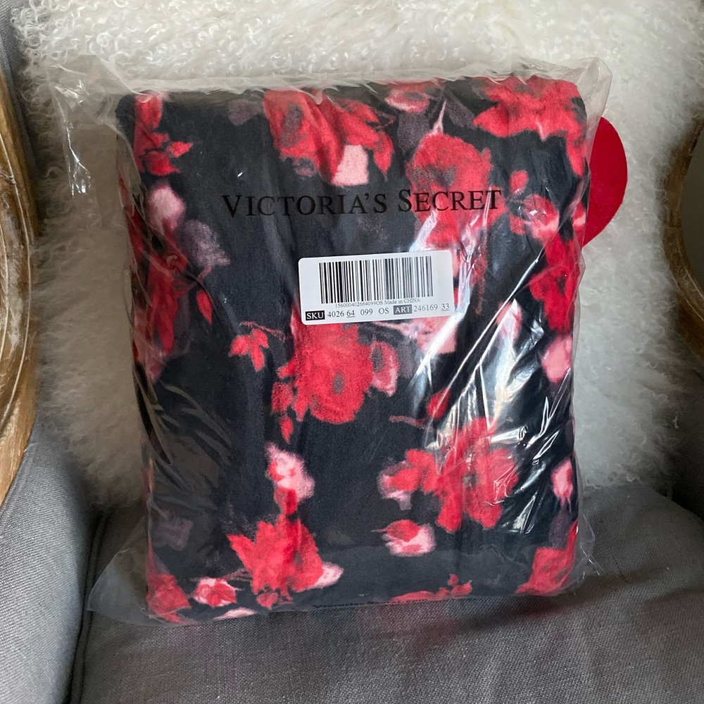 🆕 VS Sherpa Blanket, NWT